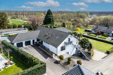 Hauptbild Exklusives Anwesen mit drei Wohneinheiten, Pool und großzügigem Südgarten